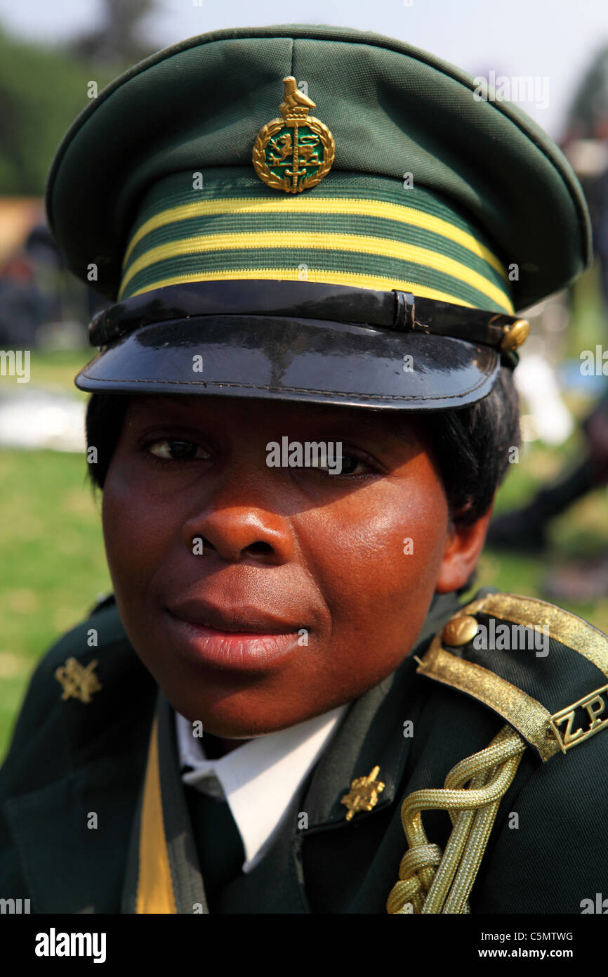 Un membre en uniforme de la police du Zimbabwe à Harare, Zimbabwe. Banque D'Images