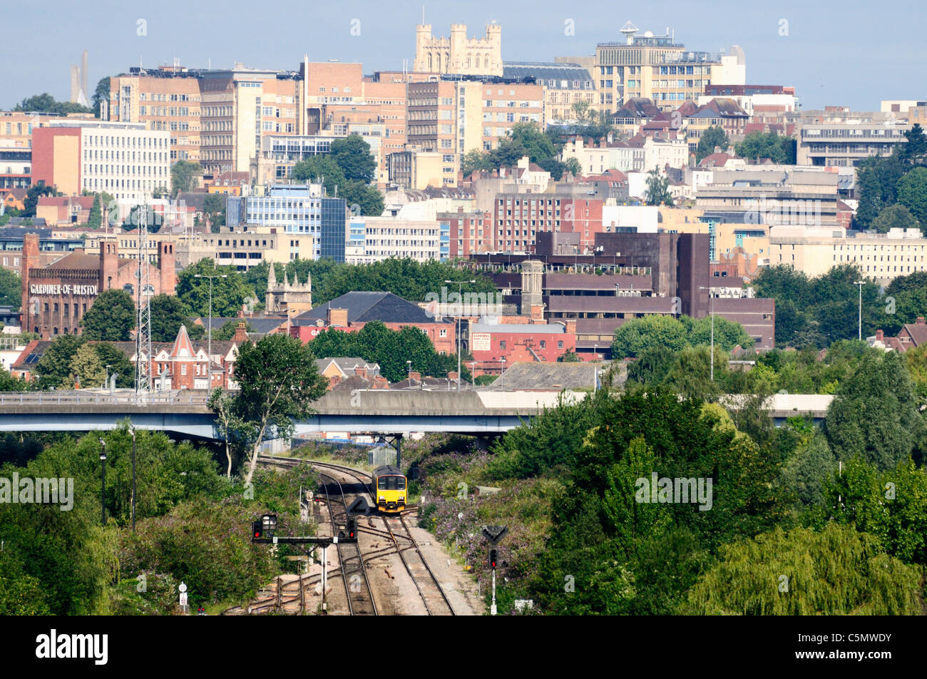 Vue de la ville de Bristol au Royaume-Uni avec un train à l'avant-plan. Banque D'Images