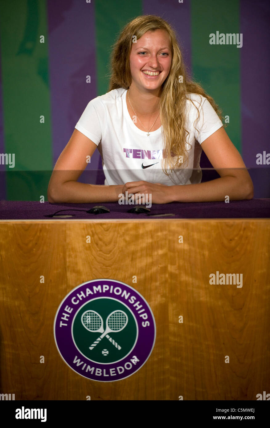 Petra Kvitova (CZE) parle aux médias après la victoire à l'édition 2011 des Championnats de tennis de Wimbledon Banque D'Images