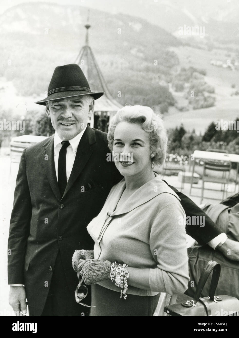 CLARK GABLE avec deuxième épouse Kay en Italie en 1958 alors qu'il filmait  'il a commencé à Naples' avec Sophia Loren Photo Stock - Alamy