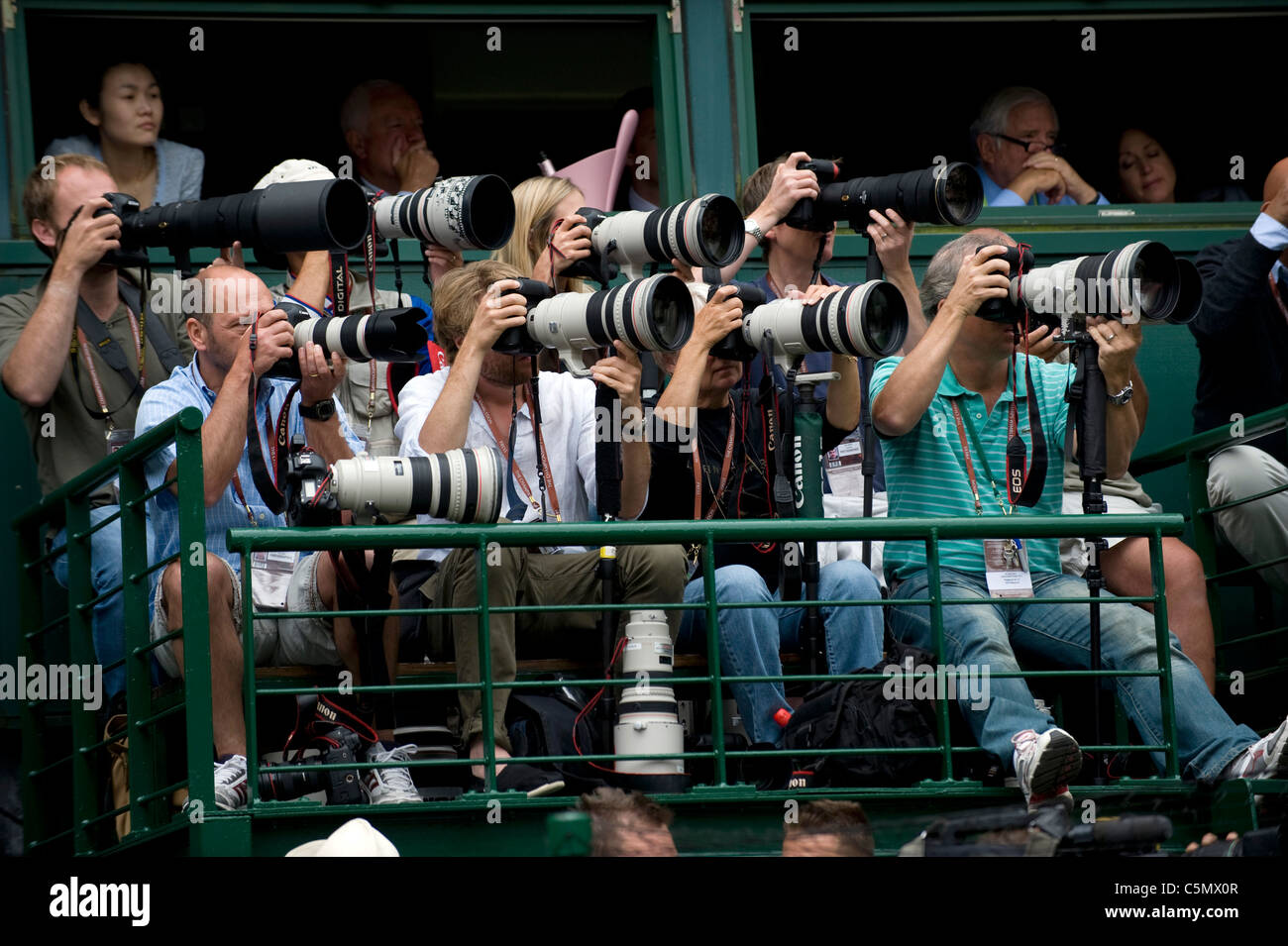 Travail des photographes sur le Court central lors de la Tennis de Wimbledon 2011 Banque D'Images