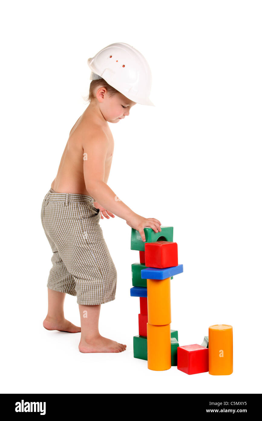 Petit garçon construit une maison de jouets Banque D'Images