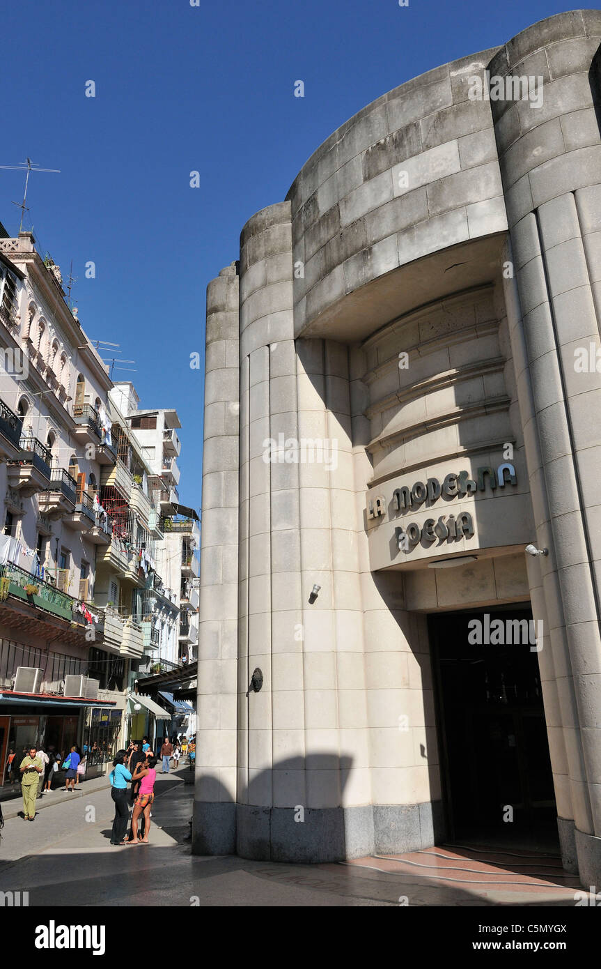 La Havane. Cuba. La Moderna Poesia (architecte Ricardo Mira 1941), librairie sur la Calle Obispo, Habana Vieja / La Vieille Havane. Banque D'Images