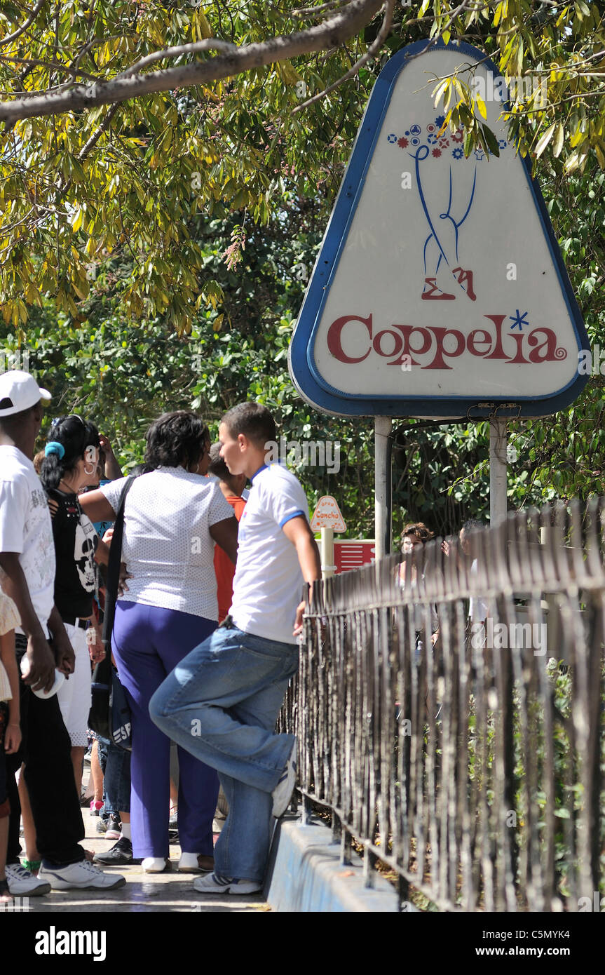 La Havane. Cuba. Les cubains attendent d'entrer Coppélia glacier à Vedado. Banque D'Images