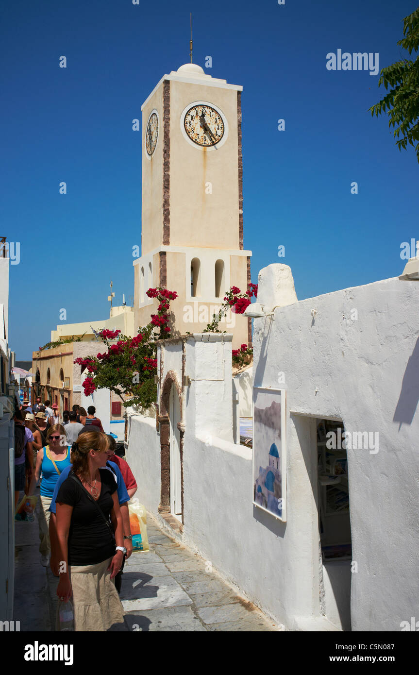 Rue commerçante étroite dans le village Oia Santorini Grèce Banque D'Images