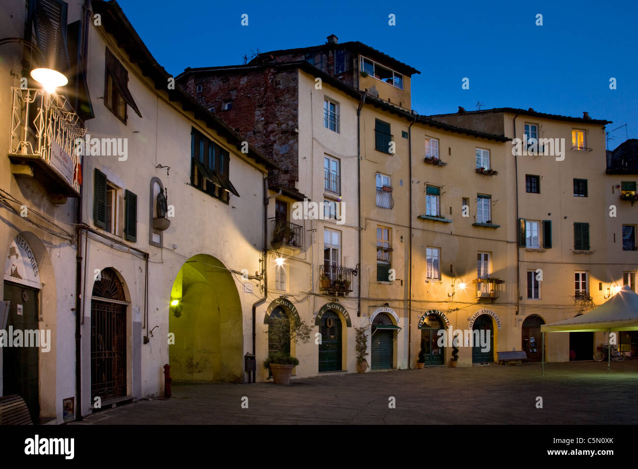La Piazza dell'Anfiteatro dans la lumière du soir, Lucca, Toscane, Italie Banque D'Images