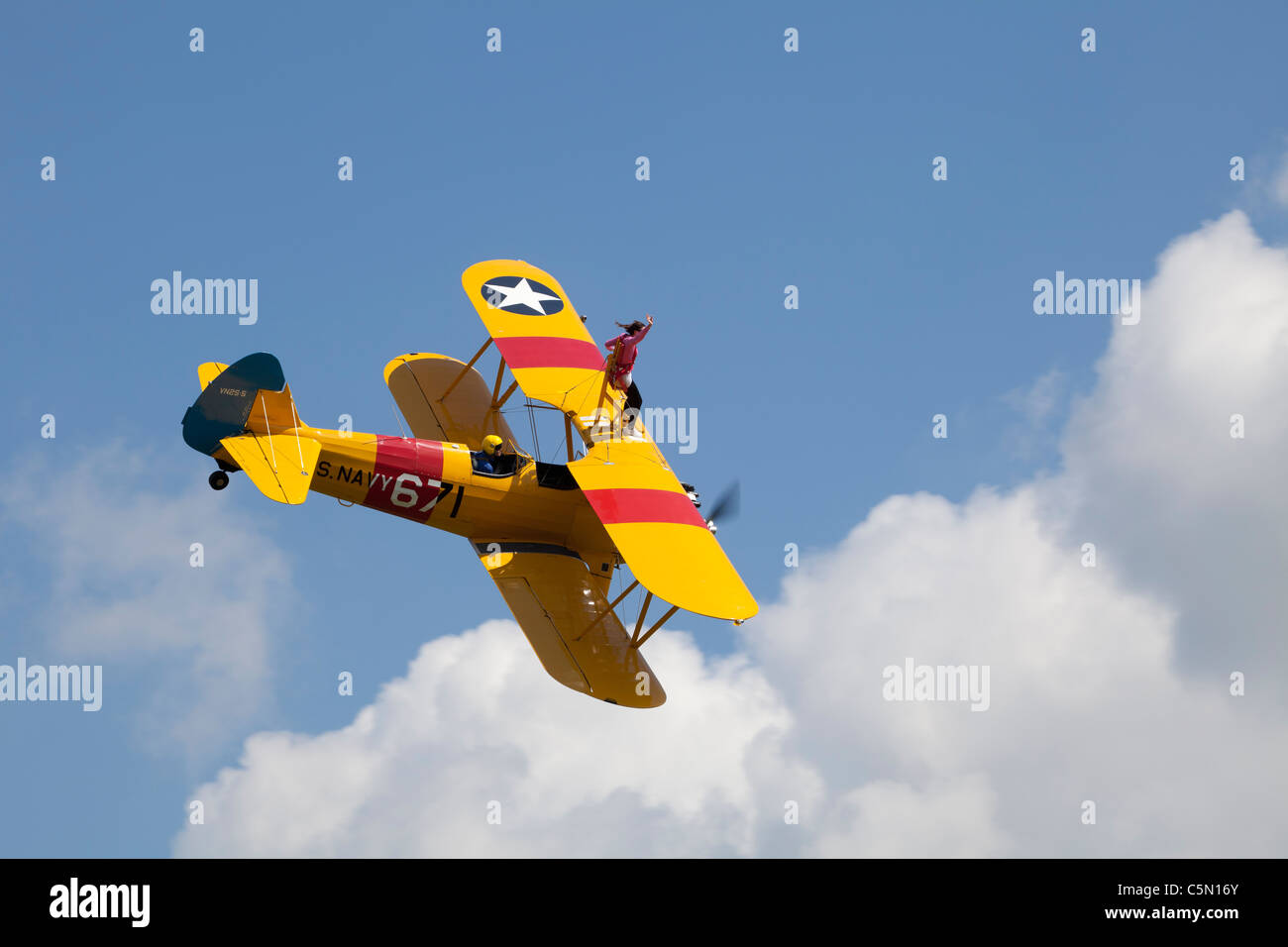 Boeing Stearman Kaydet A75L300 G-CGPY en vol avec l'aile-walker sur aile Banque D'Images