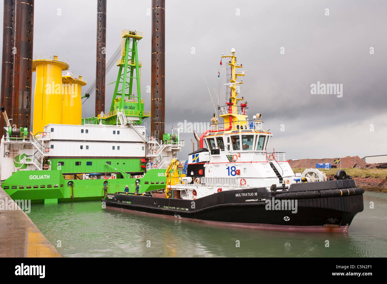 Le cric l'barge, Goliath remorqué par le remorqueur d'éolien offshore Walney, Cumbria, UK. Banque D'Images