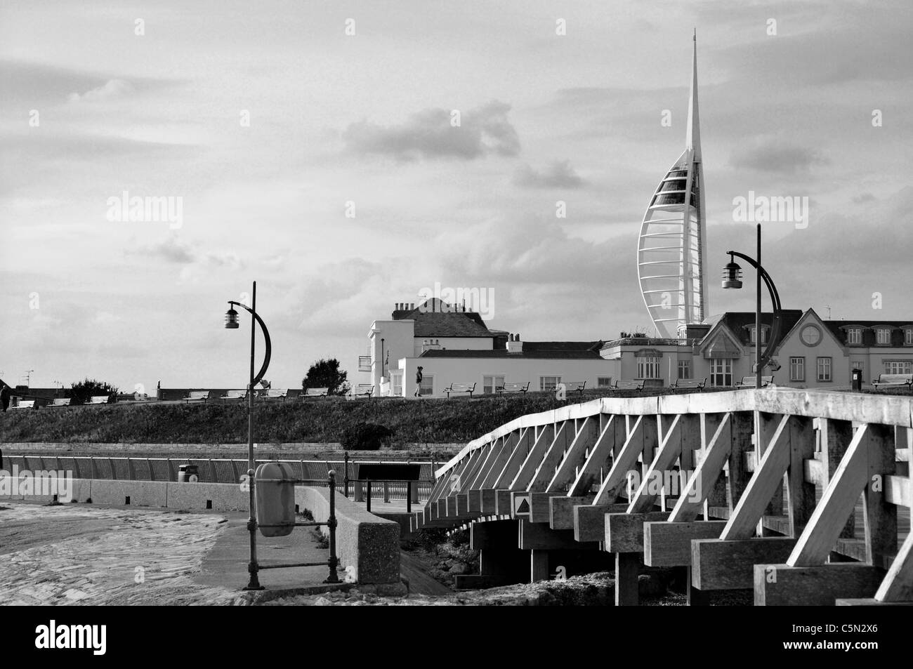 Street View de millenium à pied et Spinnaker Tower, Portsmouth, southsea Banque D'Images