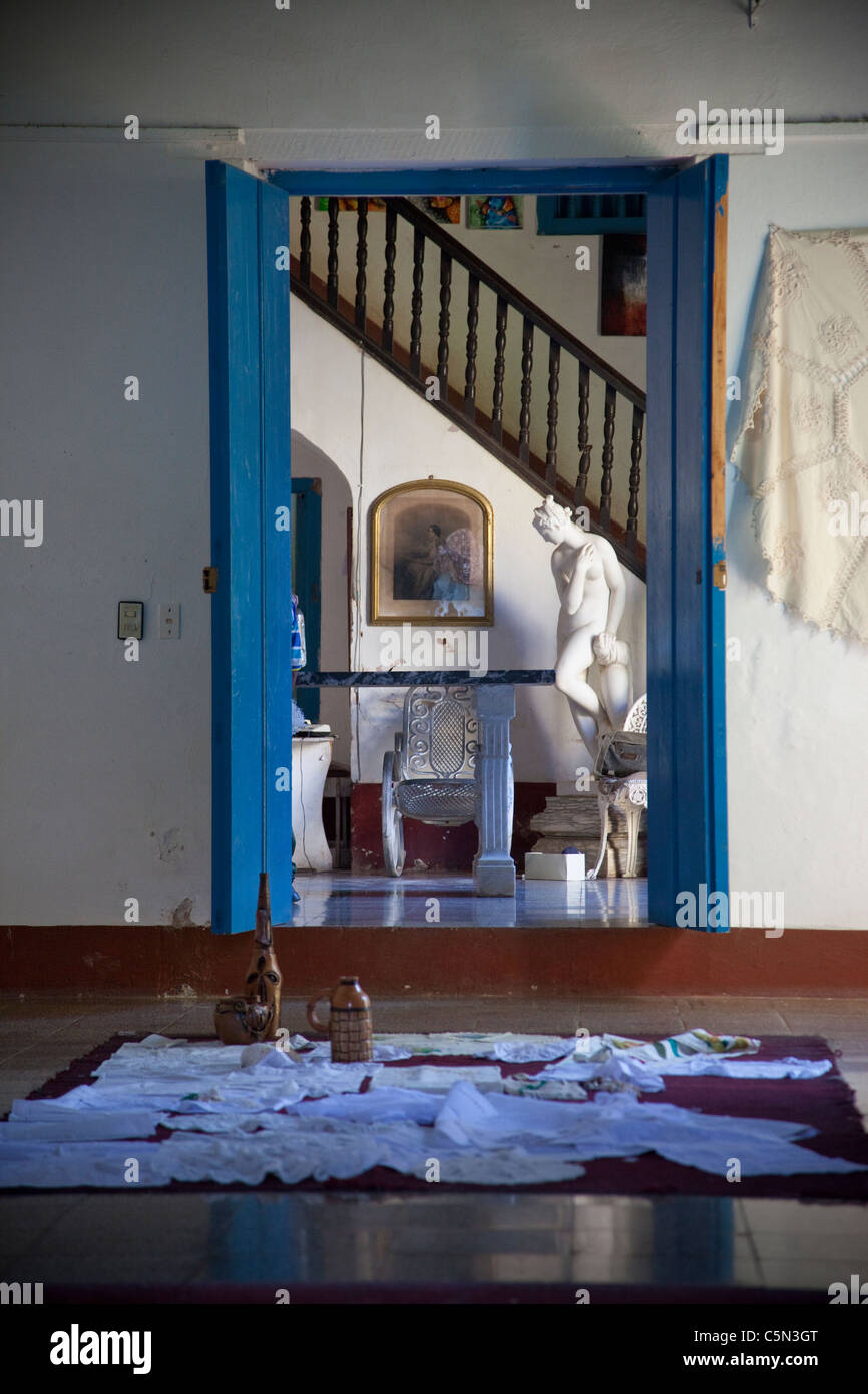 Cuba, Trinidad. Intérieur d'une maison de l'ère coloniale. Banque D'Images