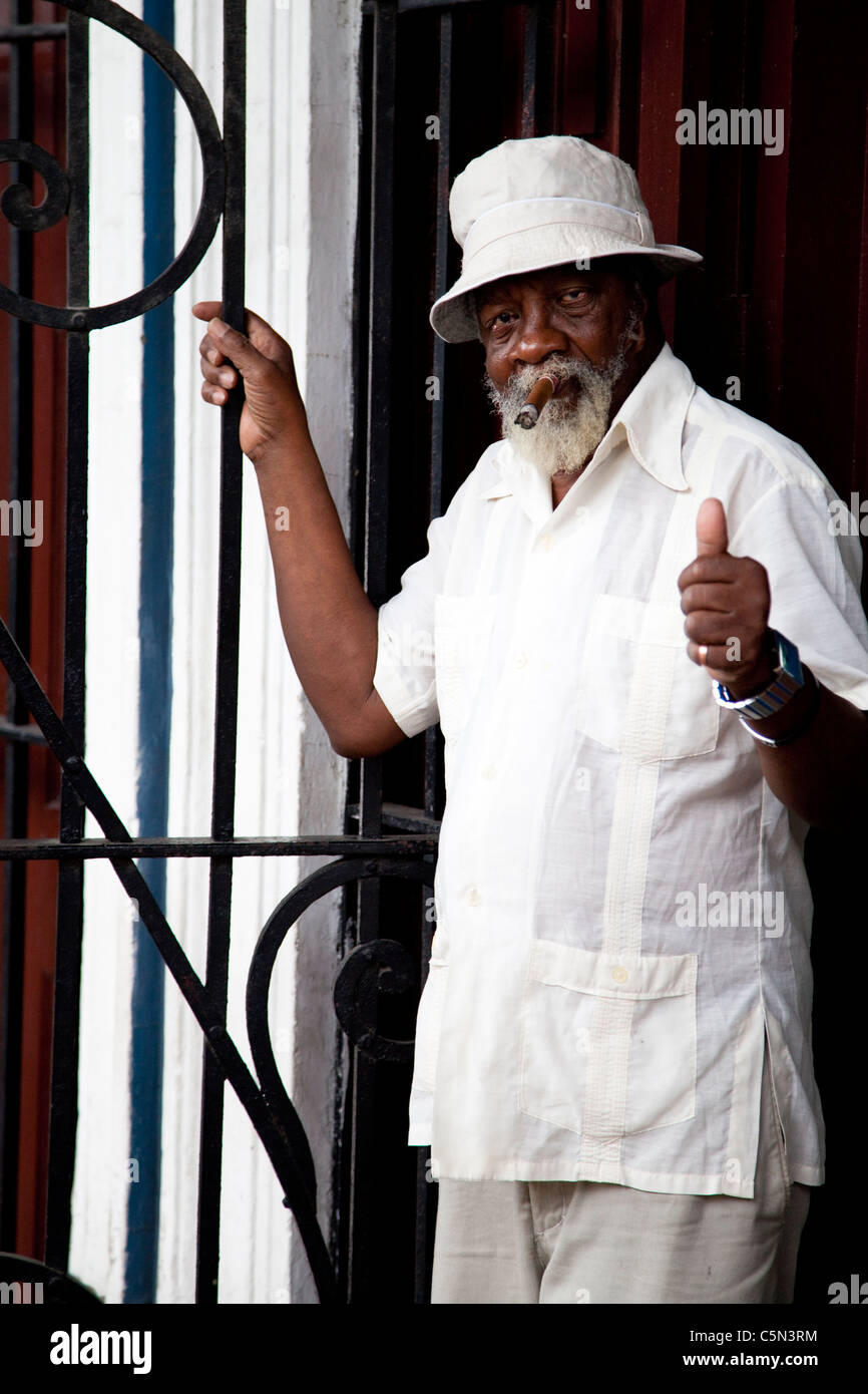 Un homme âgé d'une fabrique de cigares cubains de fumer un cigare cubain Habana La Havane Cuba Banque D'Images