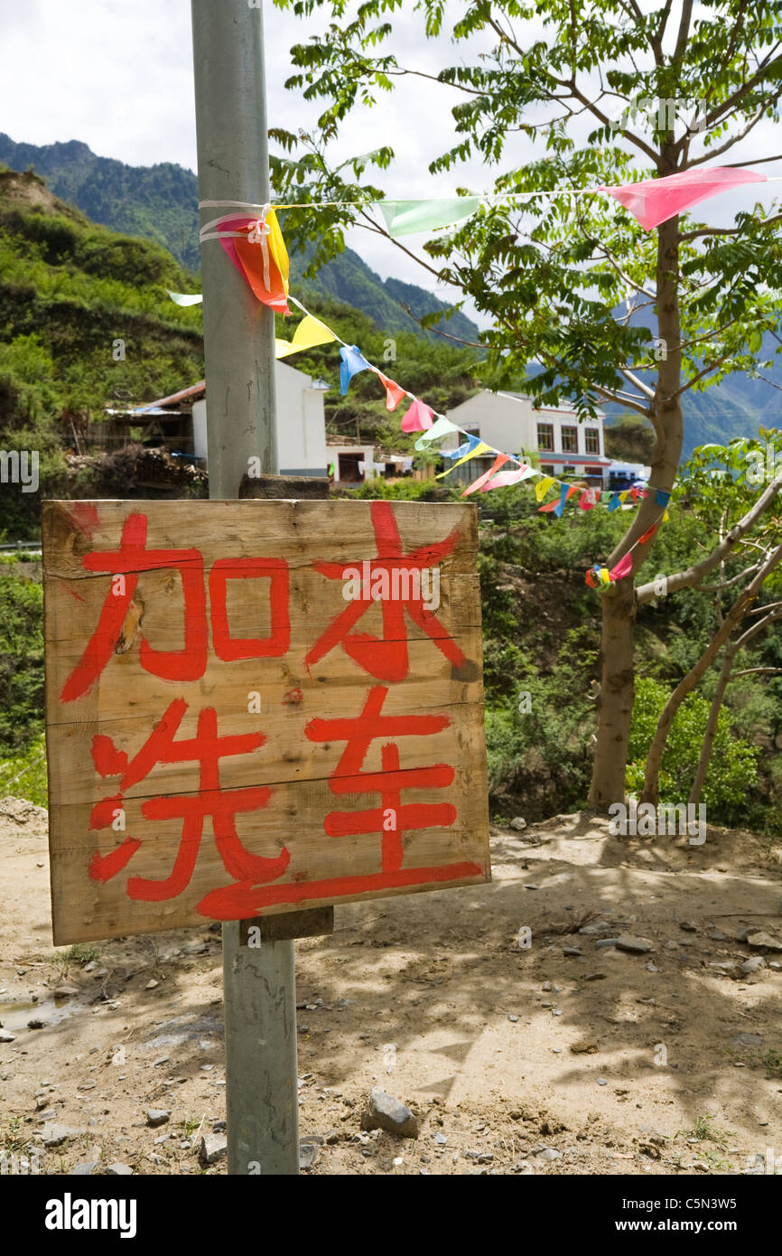 Un signe écrit à la main en Chine avec des caractères chinois la publicité d'un 'stop' de l'eau / voiture services pour remplir le réservoir de lavage de voiture / Banque D'Images