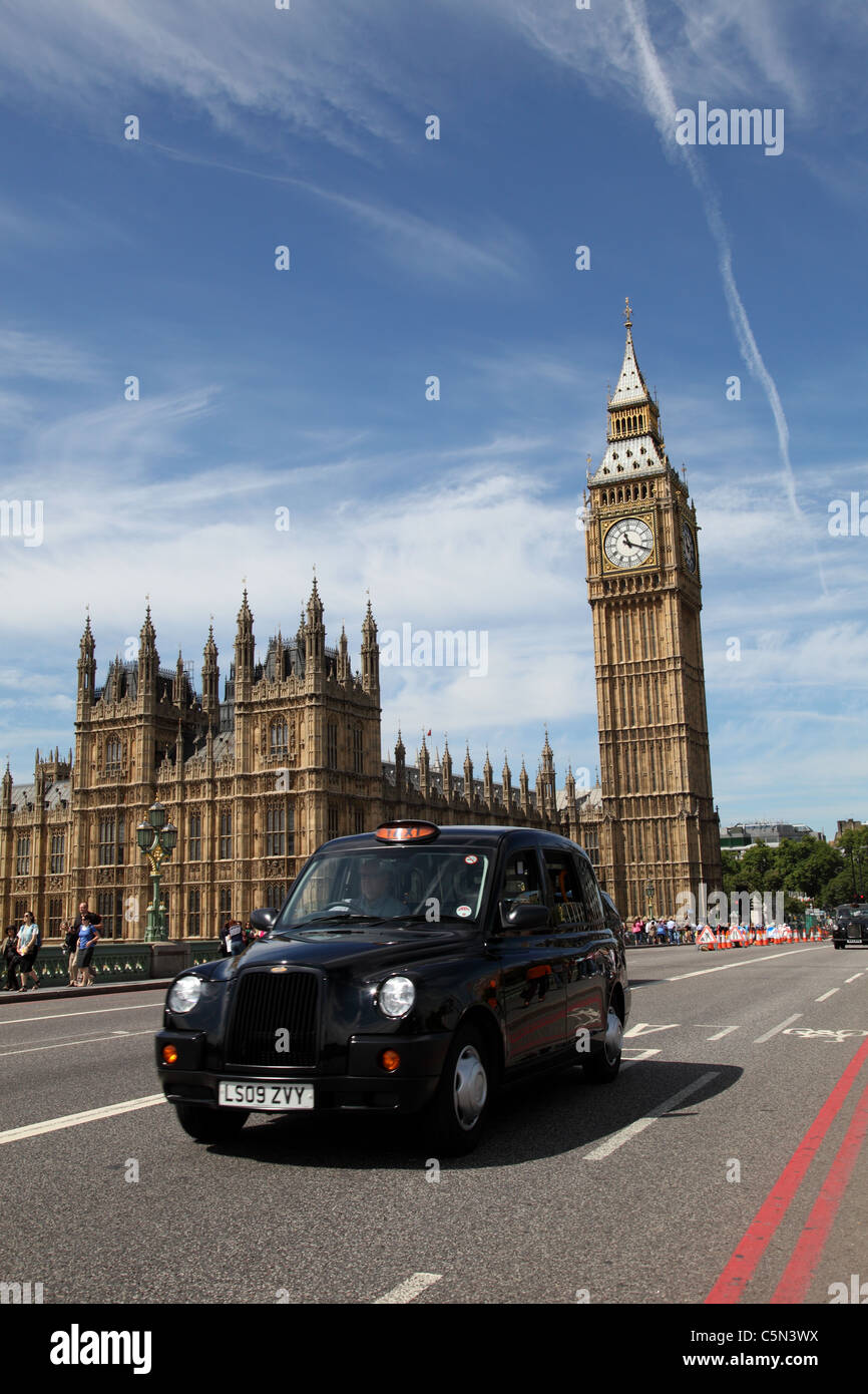 Un taxi de Londres de Westminster Bridge, Westminster, Londres, Angleterre, Royaume-Uni Banque D'Images