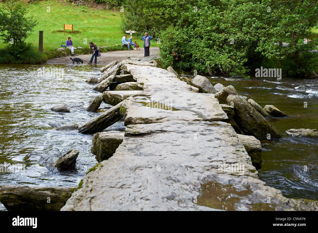 Tarr étapes un clapet médiévale pont traversant la rivière Barle près de Withypool Exmoor National Park, Somerset, Angleterre. Banque D'Images