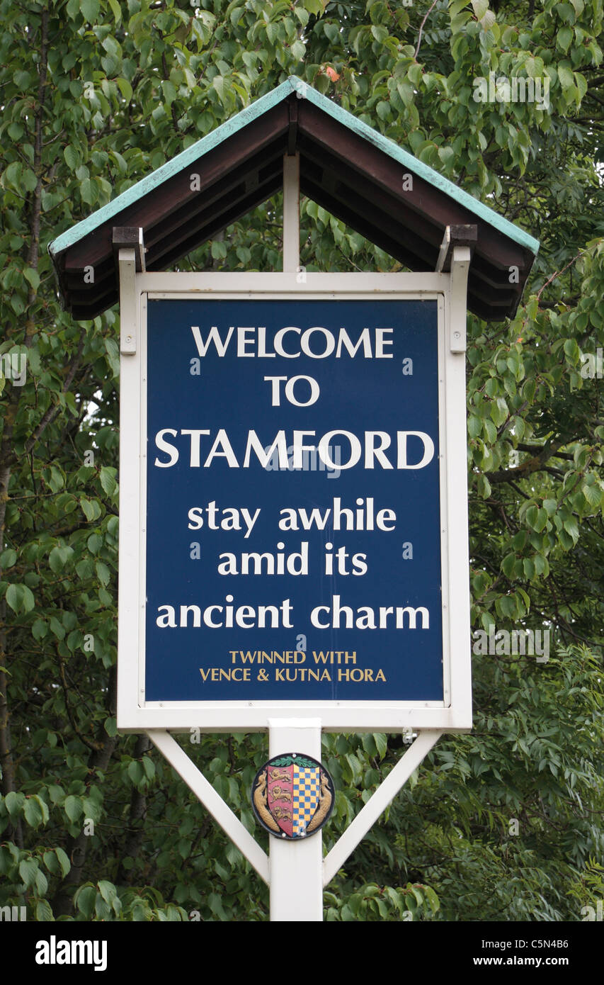 Un 'Bienvenue à Stamford' signe sur le bord de la ville de Stamford, Lincolnshire, Royaume-Uni. Banque D'Images