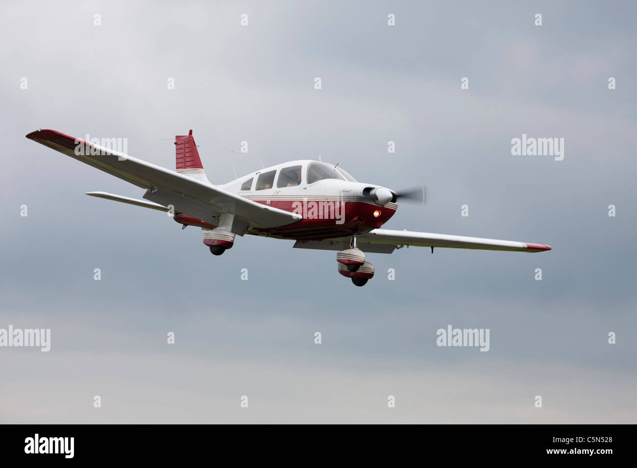 Piper PA-28-161 Cherokee Warrior III G-BTNV en approche finale à la terre à l'Aérodrome Wickenby Banque D'Images