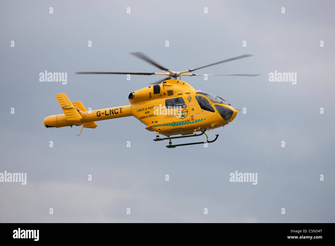 McDonnell Douglas MD900 Explorer G-LNCT en vol à Breighton Airfield Banque D'Images