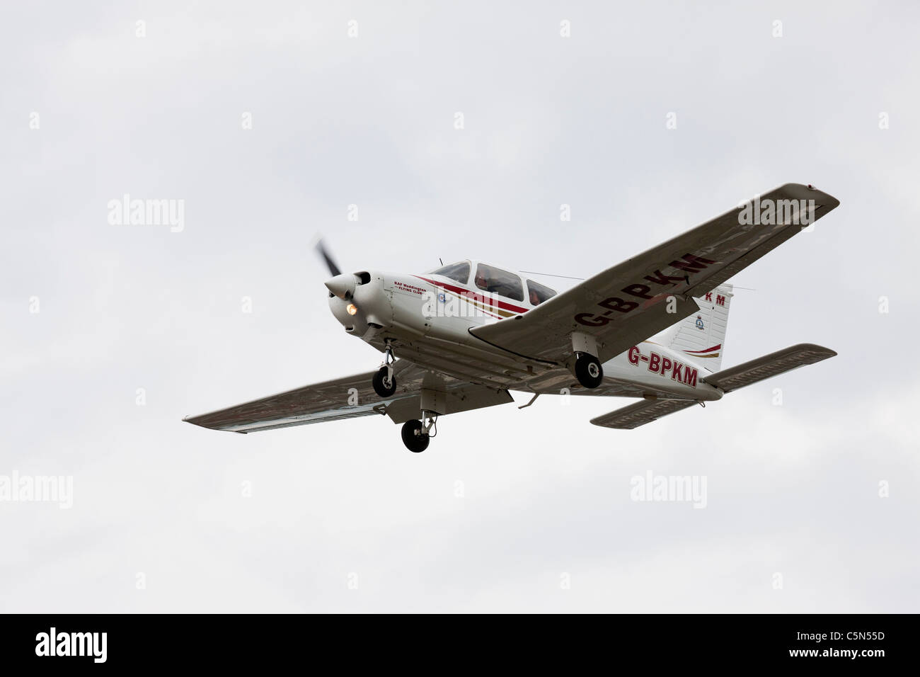 Piper PA-28-161 Cherokee Warrior II G-BPKM en vol à l'Aérodrome de Sandtoft Banque D'Images