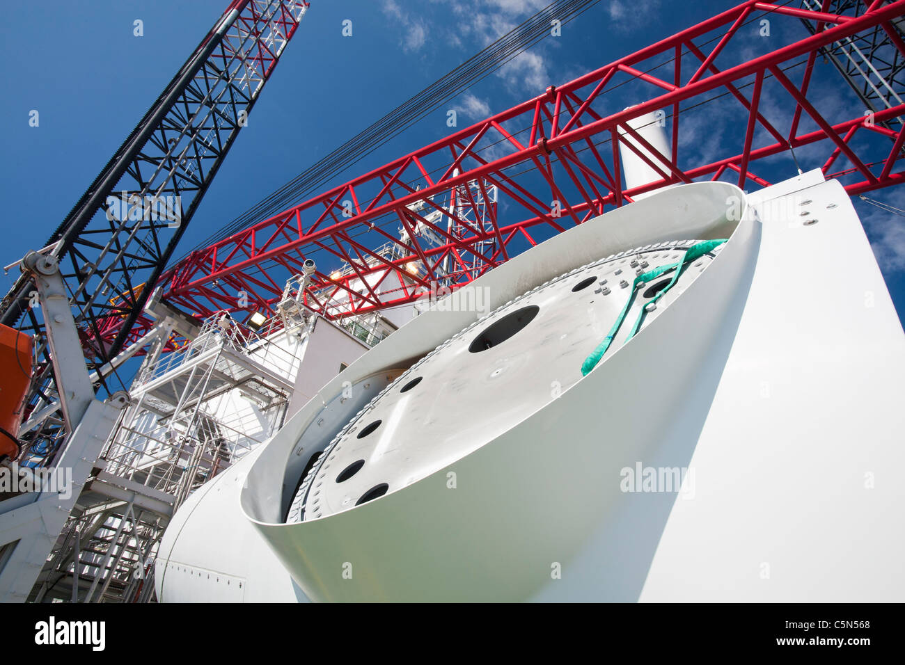 Le cric l'barge, Kraken, chargé avec des éoliennes pour le projet de parc éolien offshore de Walney off, Cumbria, Royaume-Uni. Banque D'Images