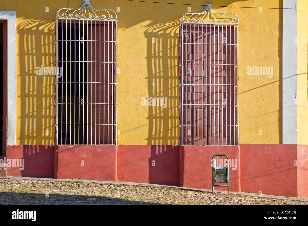 Cuba, Trinidad. Des grilles métalliques sur Windows. Banque D'Images