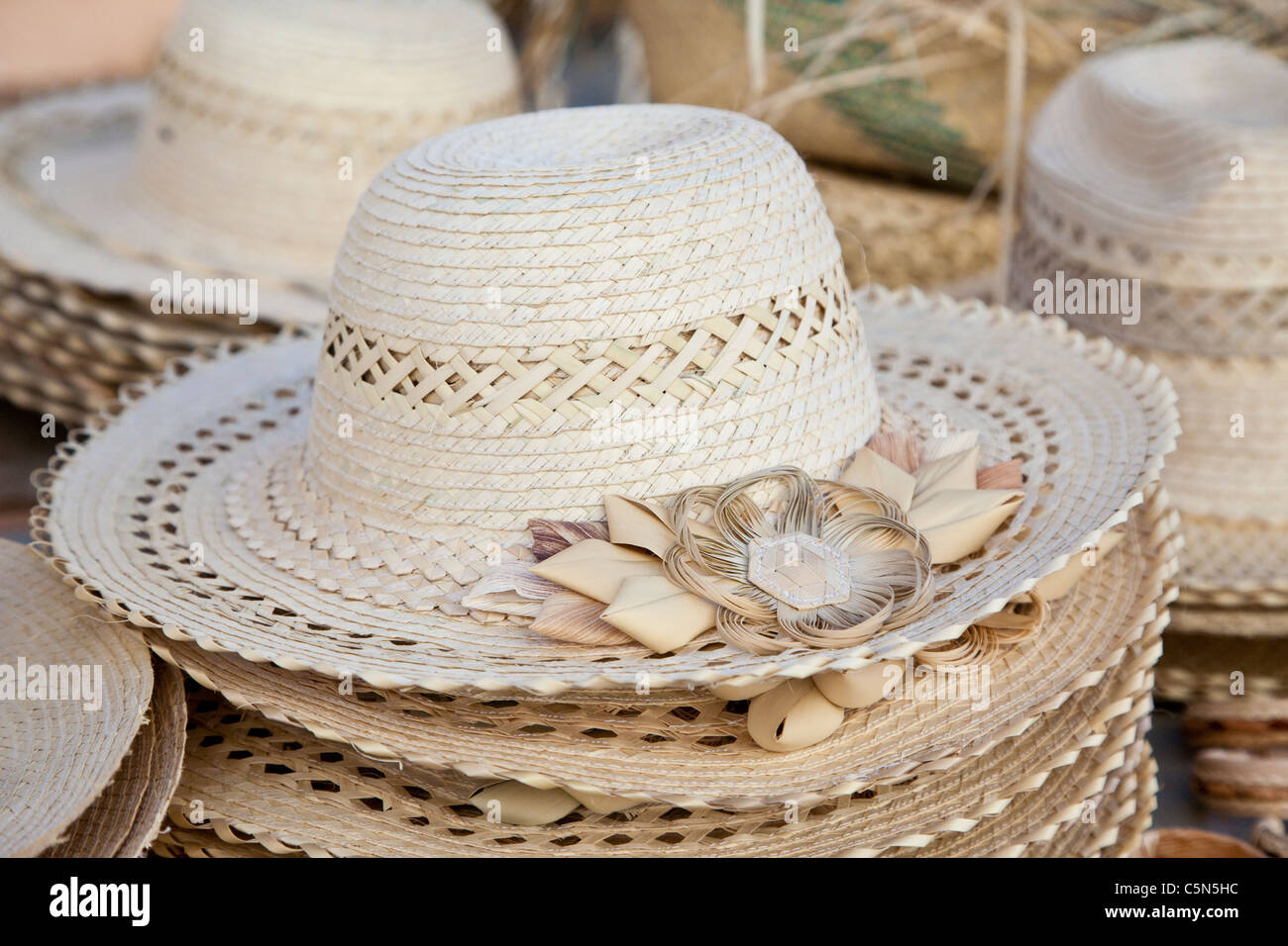 Cuba, Trinidad. Les chapeaux de paille à vendre au marché de l'artisanat  Photo Stock - Alamy