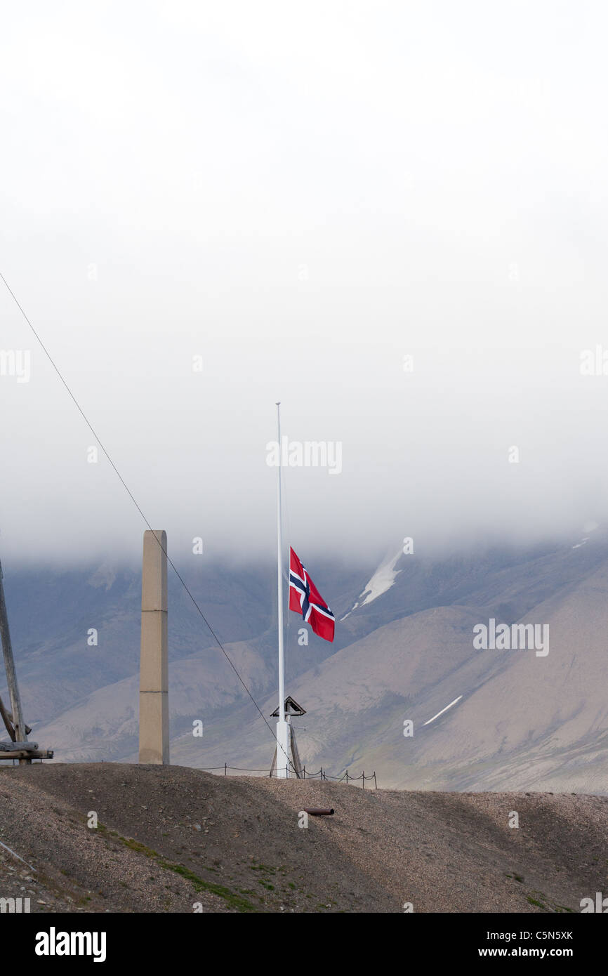 La mise en berne du drapeau norvégien le jour après les attaques 22/7 Banque D'Images