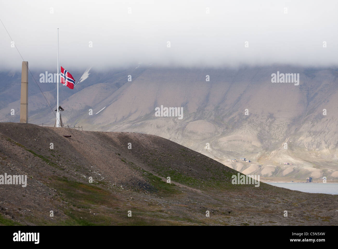 La mise en berne du drapeau norvégien le jour après les attaques 22/7 Banque D'Images