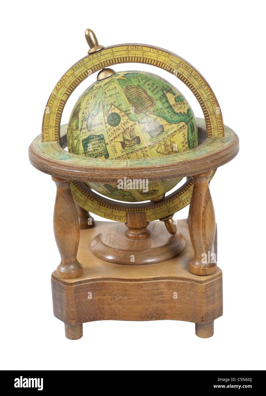 Old world globe en bois avec la navigation de base de notes sur un stand - chemin inclus Banque D'Images