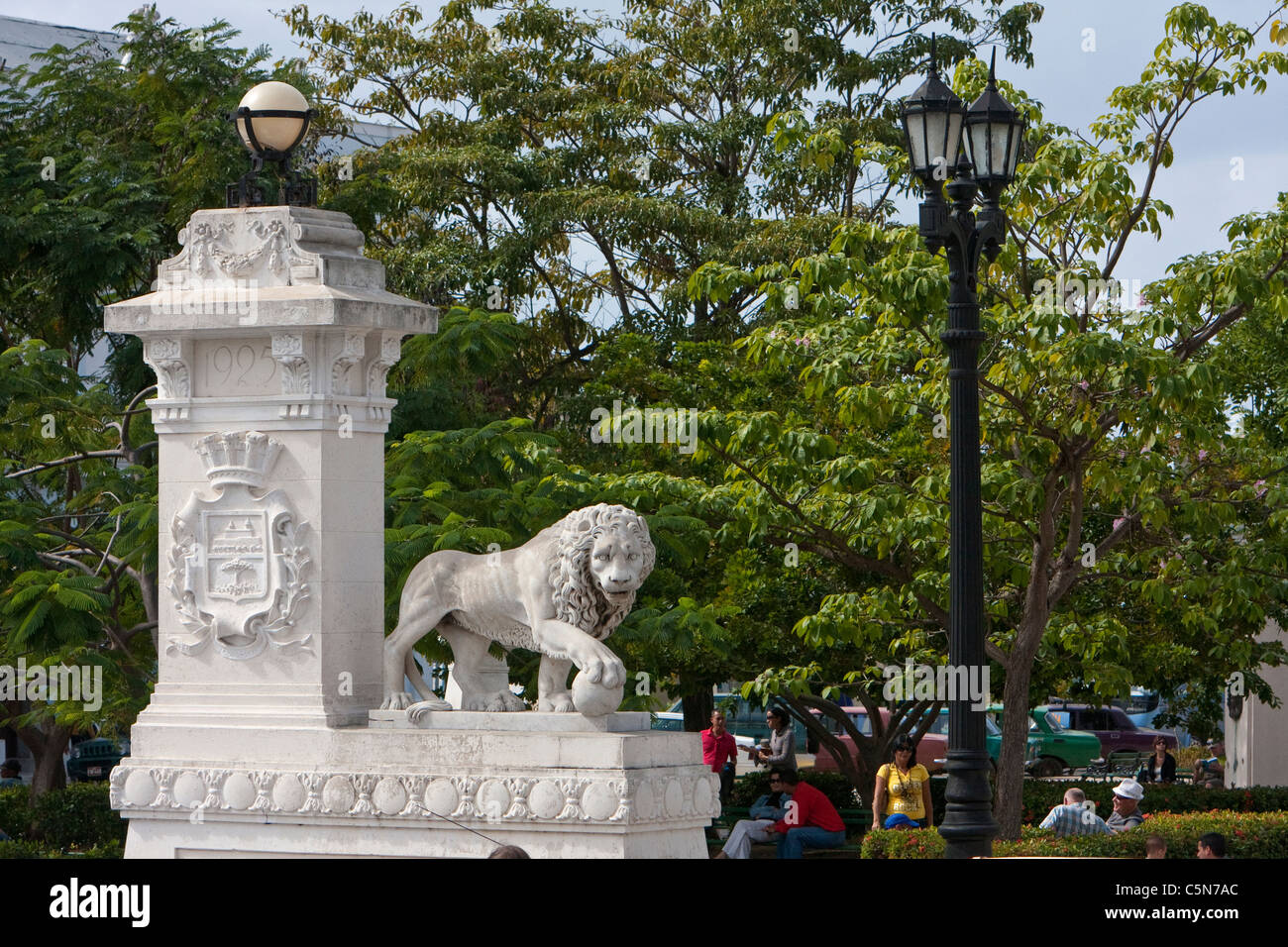 Cuba, La Havane. Sculpture du Lion marquant entrée du parc Marti. Banque D'Images