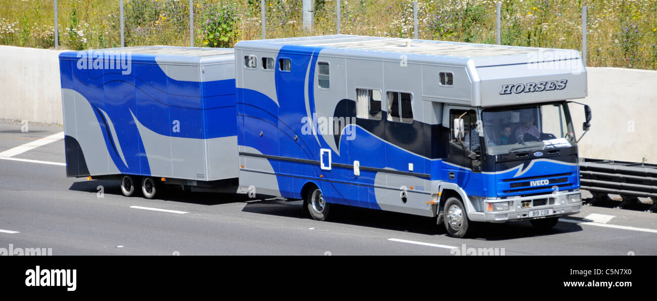 & Iveco à côté avant de l'entraîneur construit cheval poids lourds camion camion remorque Remorquage fort avec des graphiques et des chevaux signe au-dessus de la cabine de conduite sur route au Royaume-Uni Banque D'Images