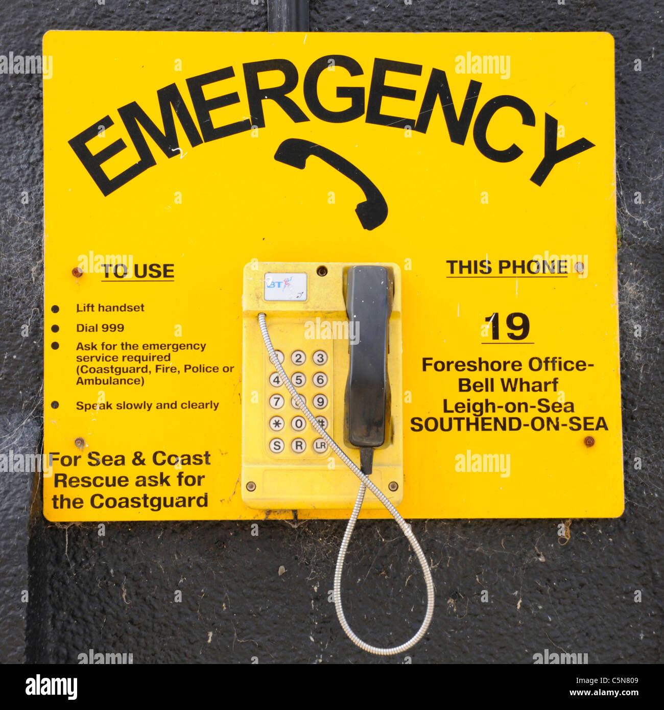 Station murale d'urgence extérieur SOS téléphone au quai de Bell à côté de Thames Estuary Old Leigh on Sea Essex England UK district de Southend on Sea Banque D'Images
