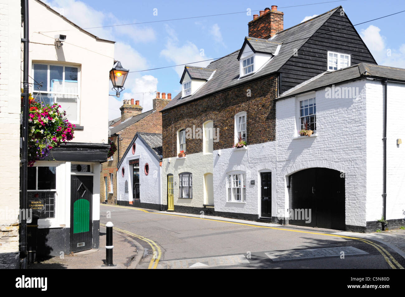 Cottages avec porte ouvrant sur petite route sans trottoir dans High Street Old Leigh on Sea Essex England UK district de Southend on Sea à proximité Banque D'Images