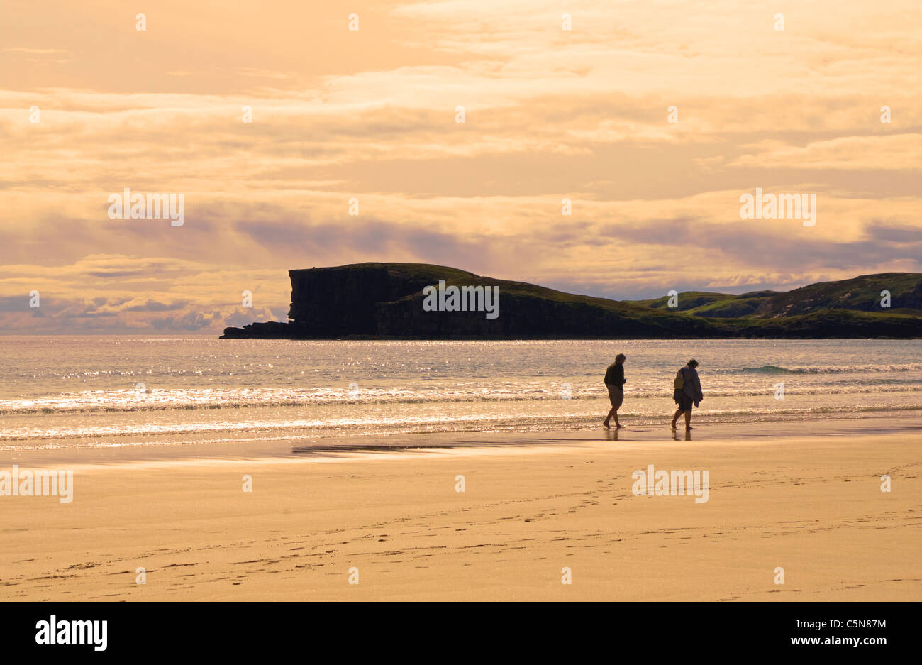 Un couple se balader pieds nus au bord de l'eau à Oldshoremore beach, soir,  près de Kinlochbervie, Sutherland, Scotland, UK Photo Stock - Alamy