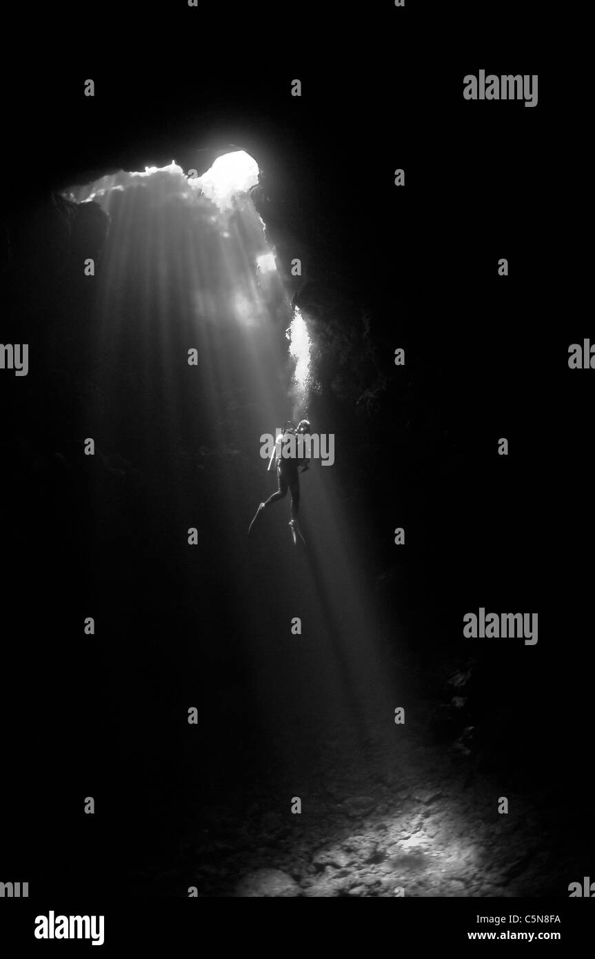 Scuba Diver en ordre décroissant en caverne sous-marine Banque D'Images