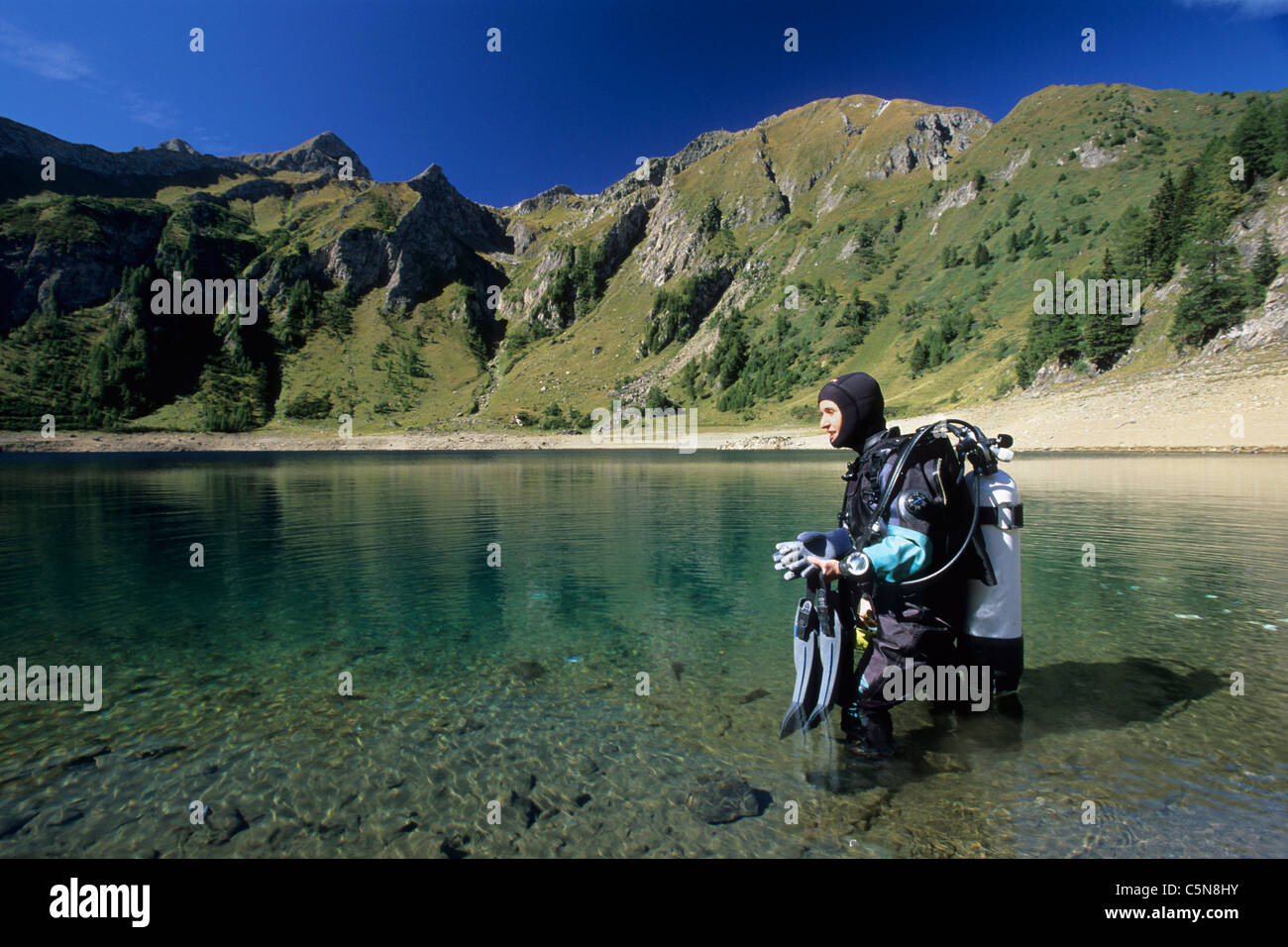 Scuba Diver au lac Tremorgio, Tessin, Suisse Banque D'Images