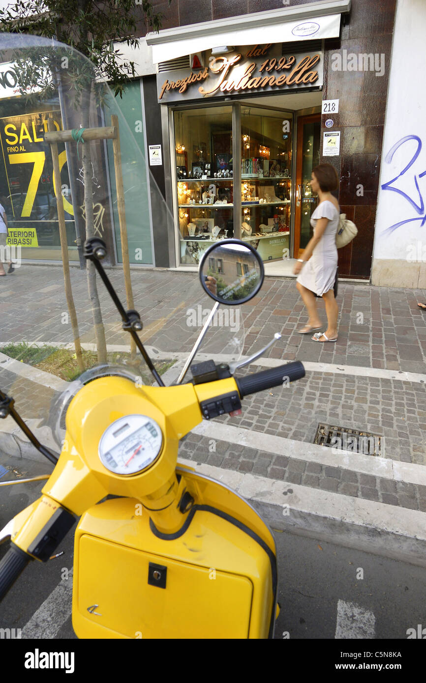 Dans les rues de shopping à Pescara, Italie. Banque D'Images