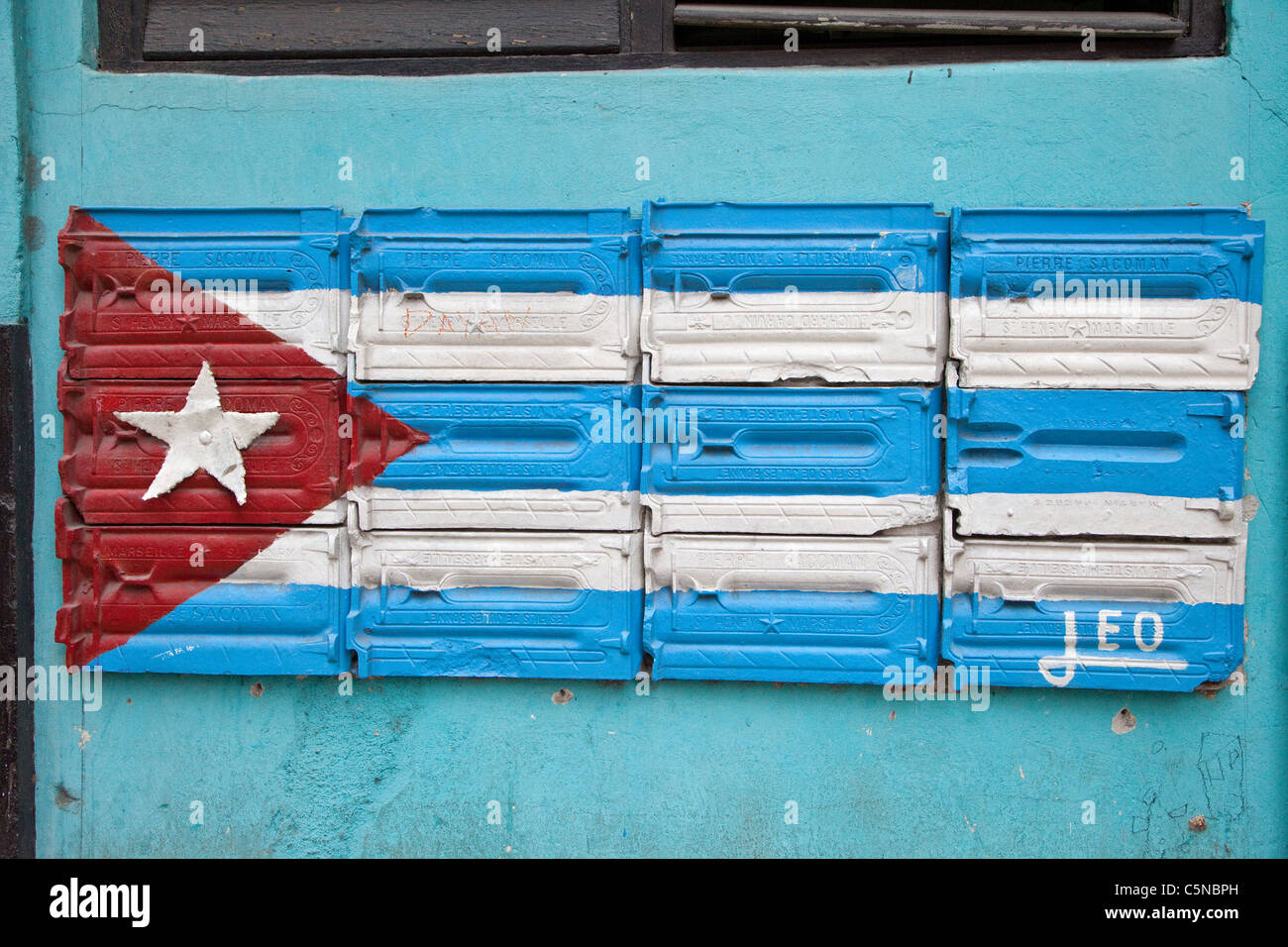 Cuba, La Havane. Peint drapeau cubain sur le côté du bâtiment que la décoration, au centre de La Havane. Banque D'Images