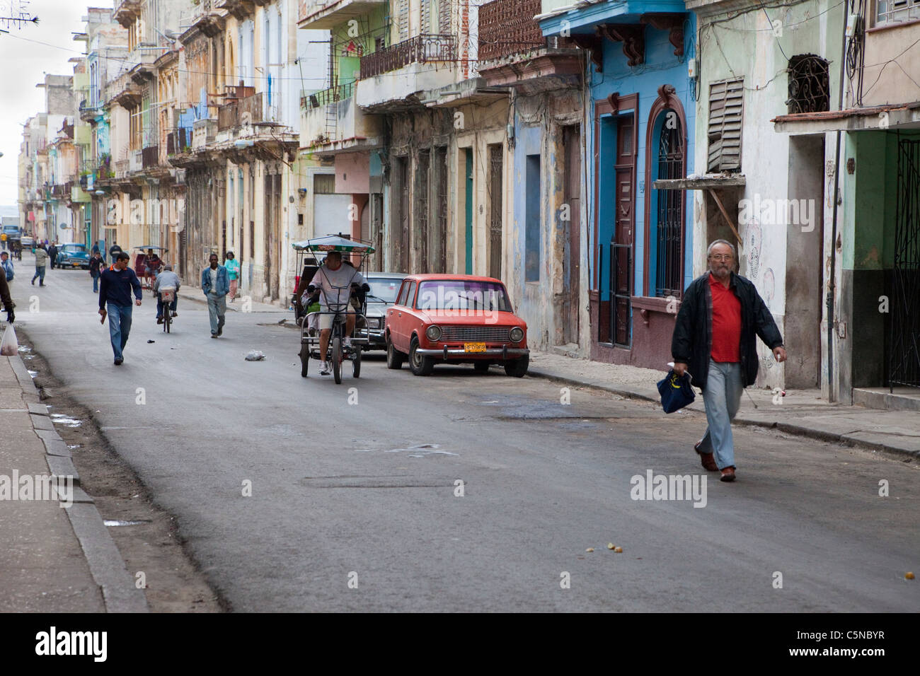 Cuba, La Havane. Tôt le matin au centre de La Havane Scène de rue. Piétons, vélo taxi. Banque D'Images