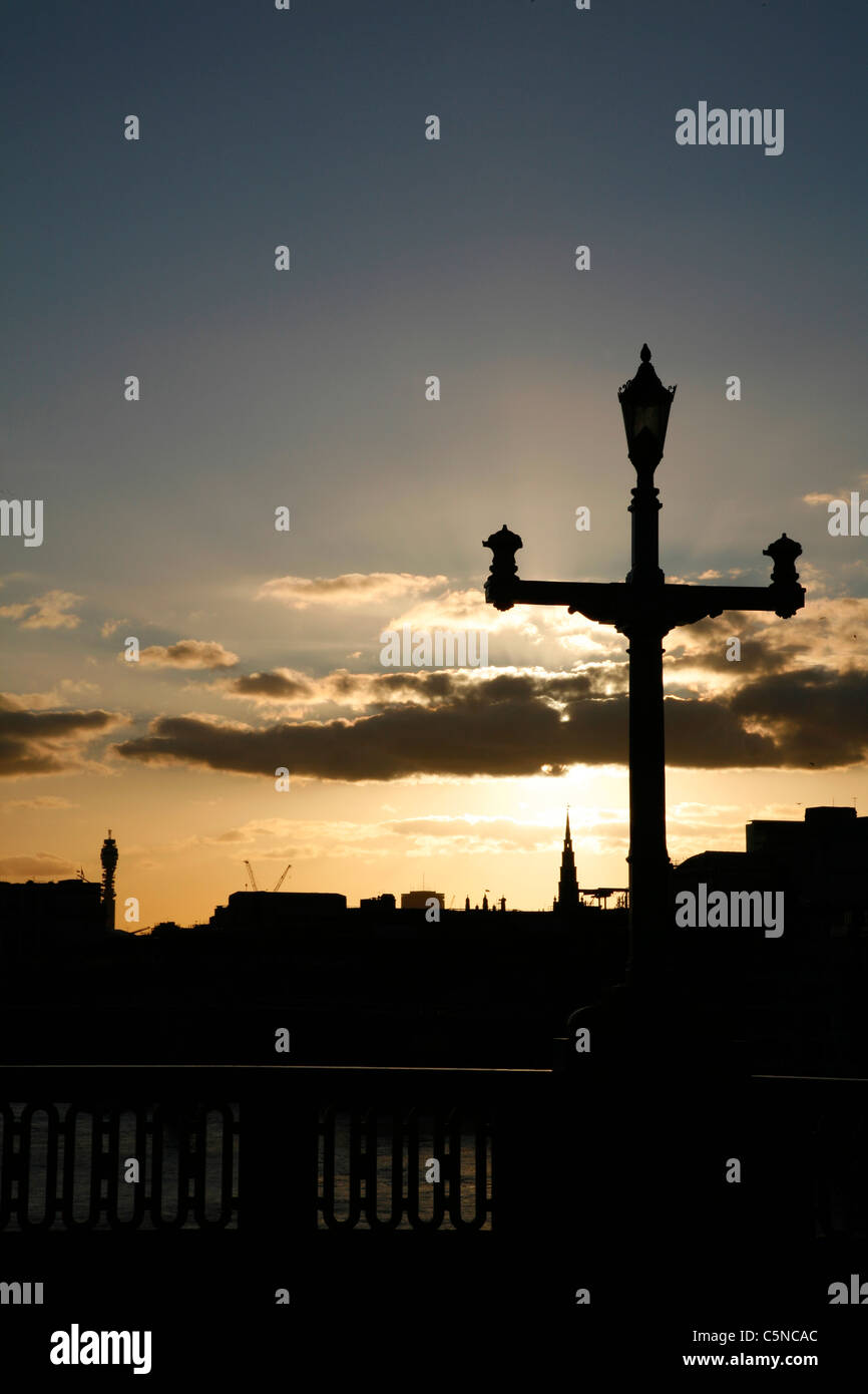 Voir le produit à partir de Southwark Bridge au coucher du soleil à la direction St Bride's Church et Telecom Tower, Ville de London, UK Banque D'Images