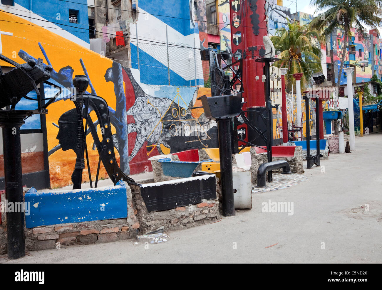 Cuba, La Havane. Callejon de Hamel les travaux d'art et sculpture, centre de La Havane. Banque D'Images