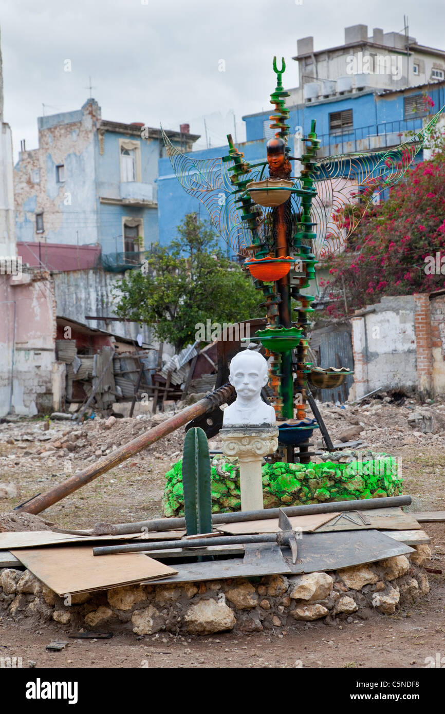 Cuba, La Havane. Callejon de Hamel murales, centre de La Havane. Buste de Jose Marti et totems en son honneur. Banque D'Images