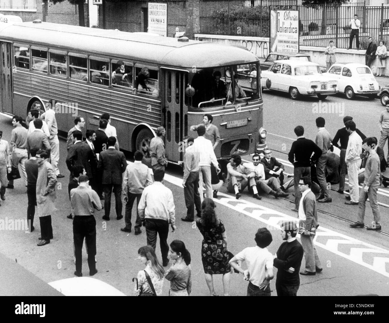 Rome 1968, lutte entre les étudiants de l'université de la droite et de la gauche les activistes de droite Banque D'Images