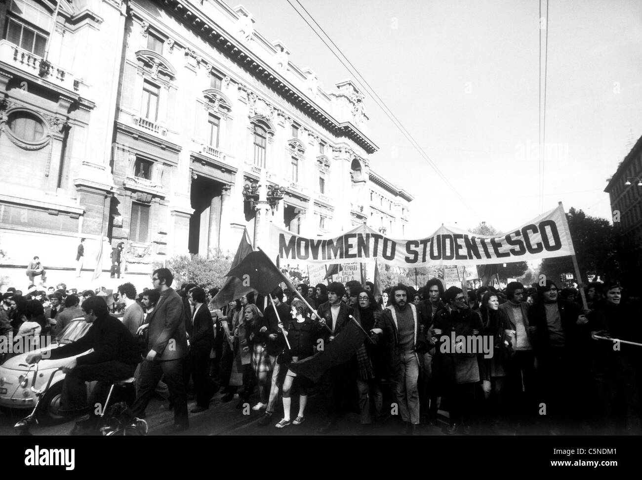 Rome 1968, mouvement étudiant devant le ministère de l'éducation Banque D'Images