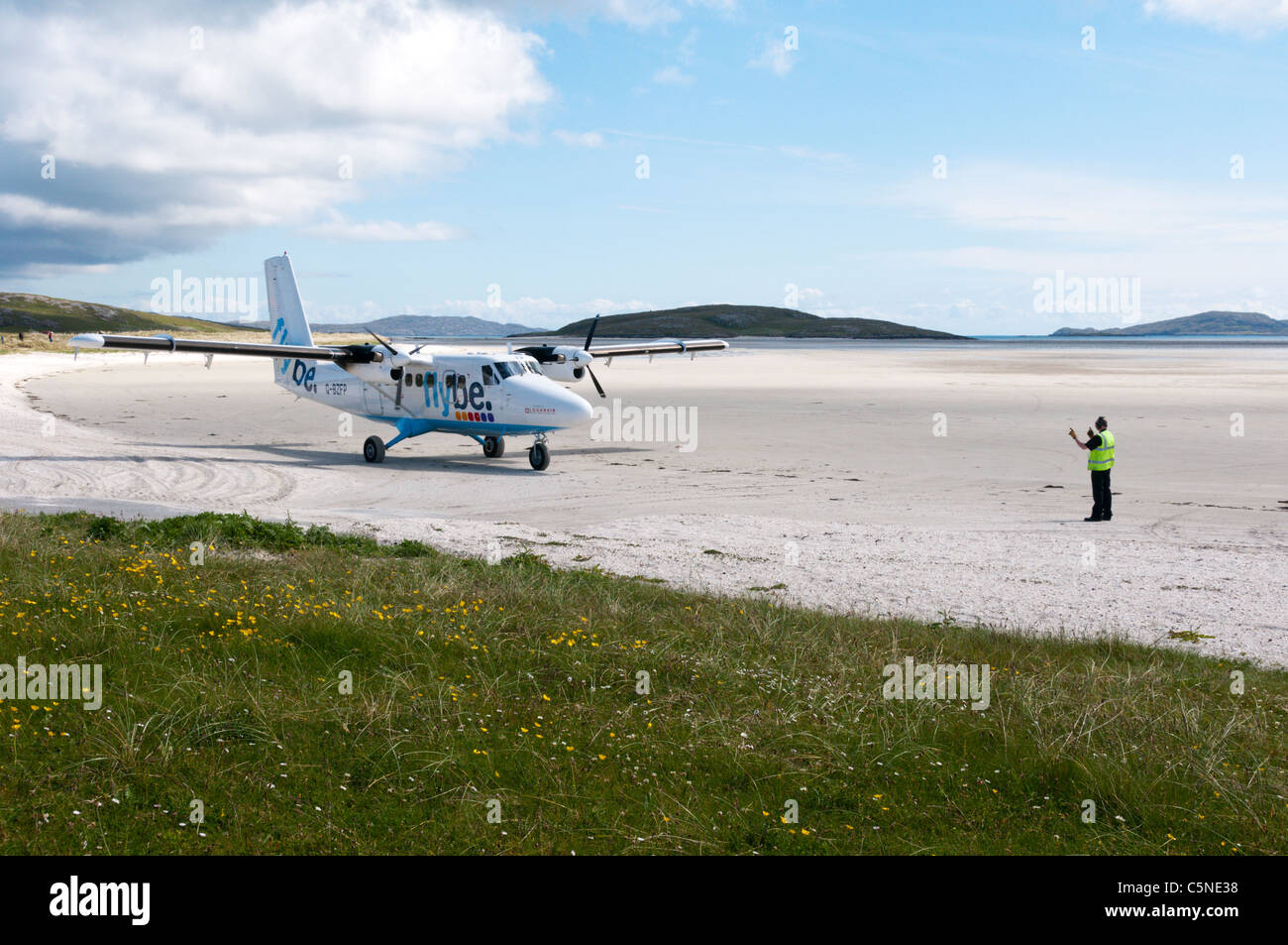 Un de Havilland DHC-6 Twin Otter d'avion Flybe Loganair - sur la plage d'atterrissage sur l'île de Barra dans les Hébrides extérieures Banque D'Images