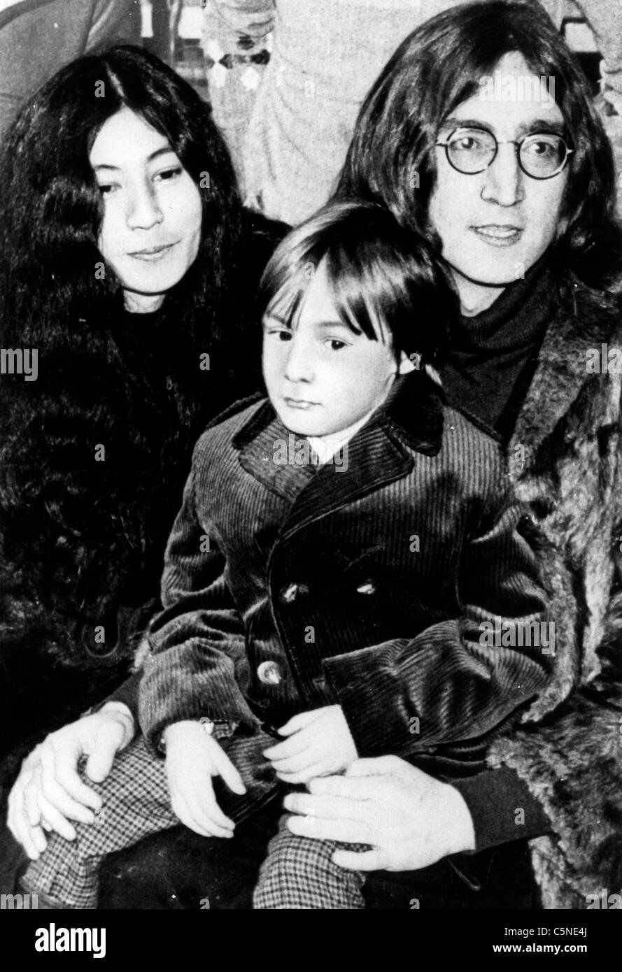 John Lennon avec Yoko Ono et le fils Julian Banque D'Images