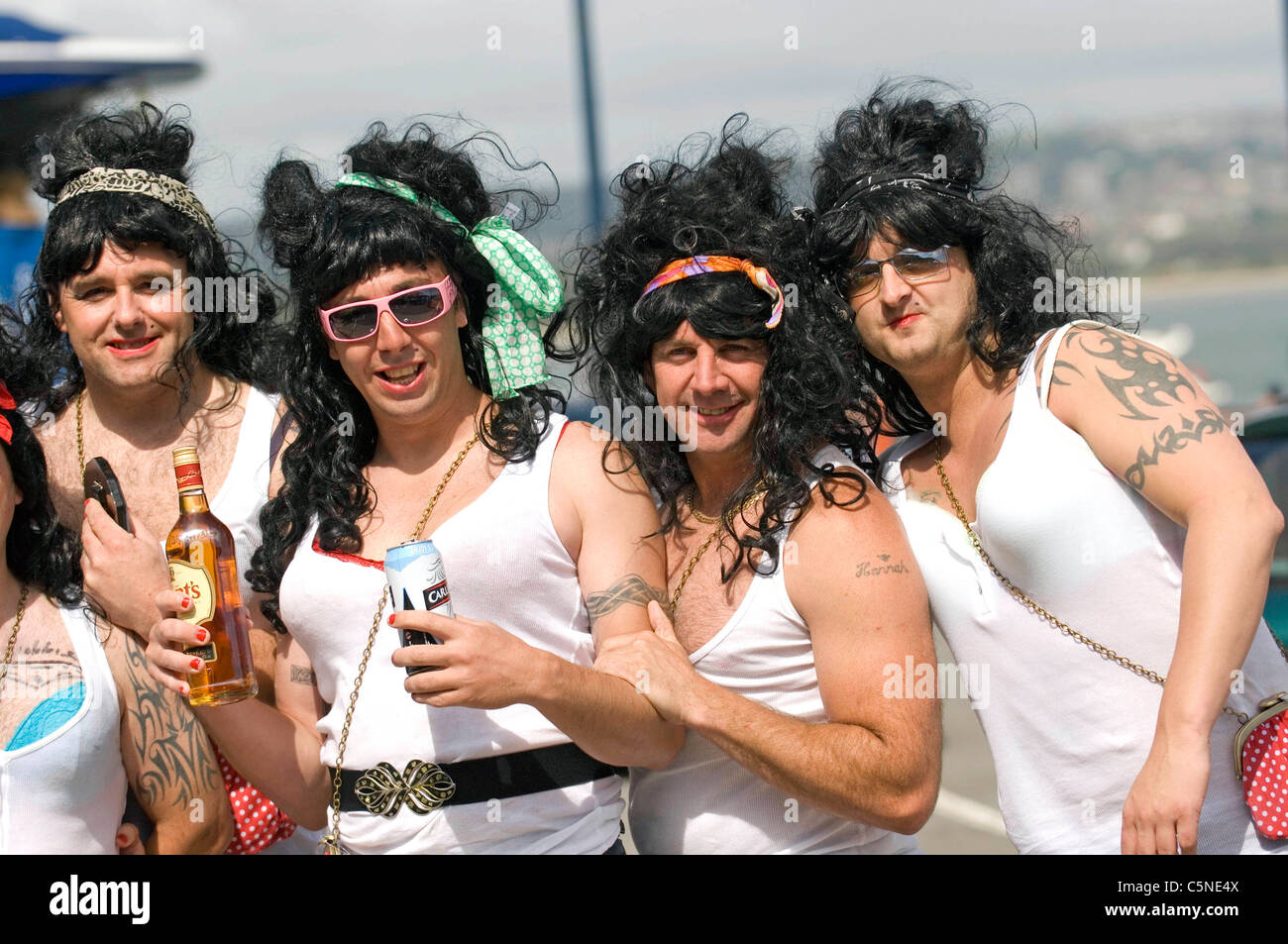 Les participants des courses en radeau Mumbles fantaisie robe comme la fin singer Amy Winehouse. Banque D'Images