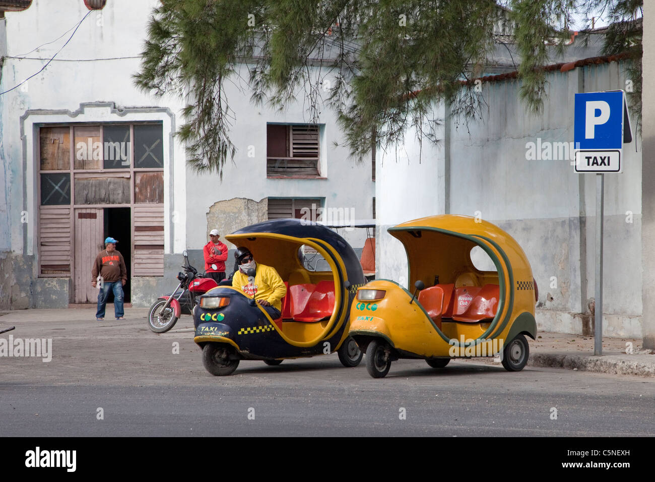 Cuba, La Havane. Deux Three-Seater Cocotaxis, un scooter. Banque D'Images Cuba, La Havane. Deux Three-Seater Cocotaxis, un scooter. Banque D'Images