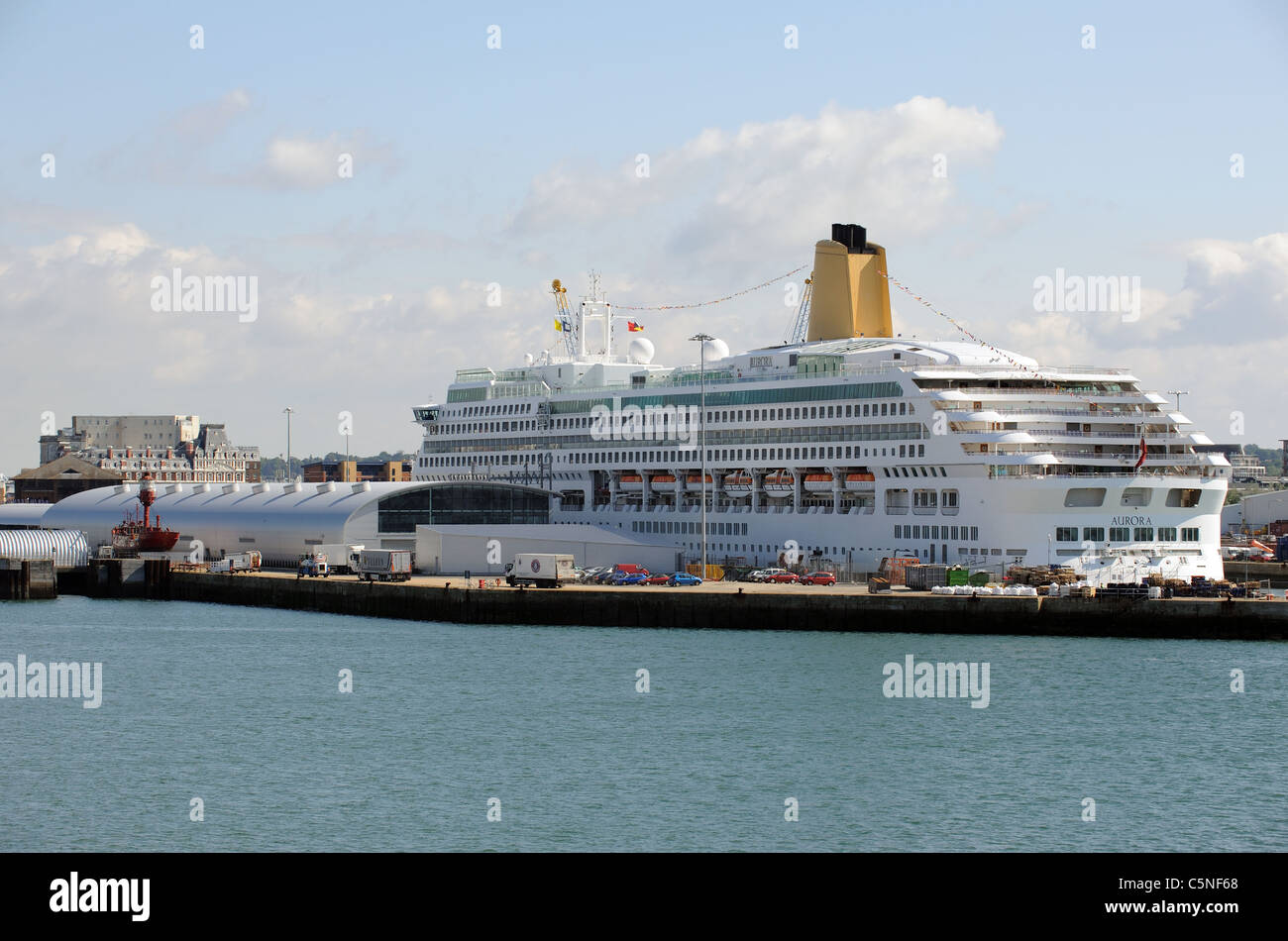 P&O Cruises navire Aurora aux côtés de l'océan le terminal de croisière à Southampton en Angleterre Banque D'Images