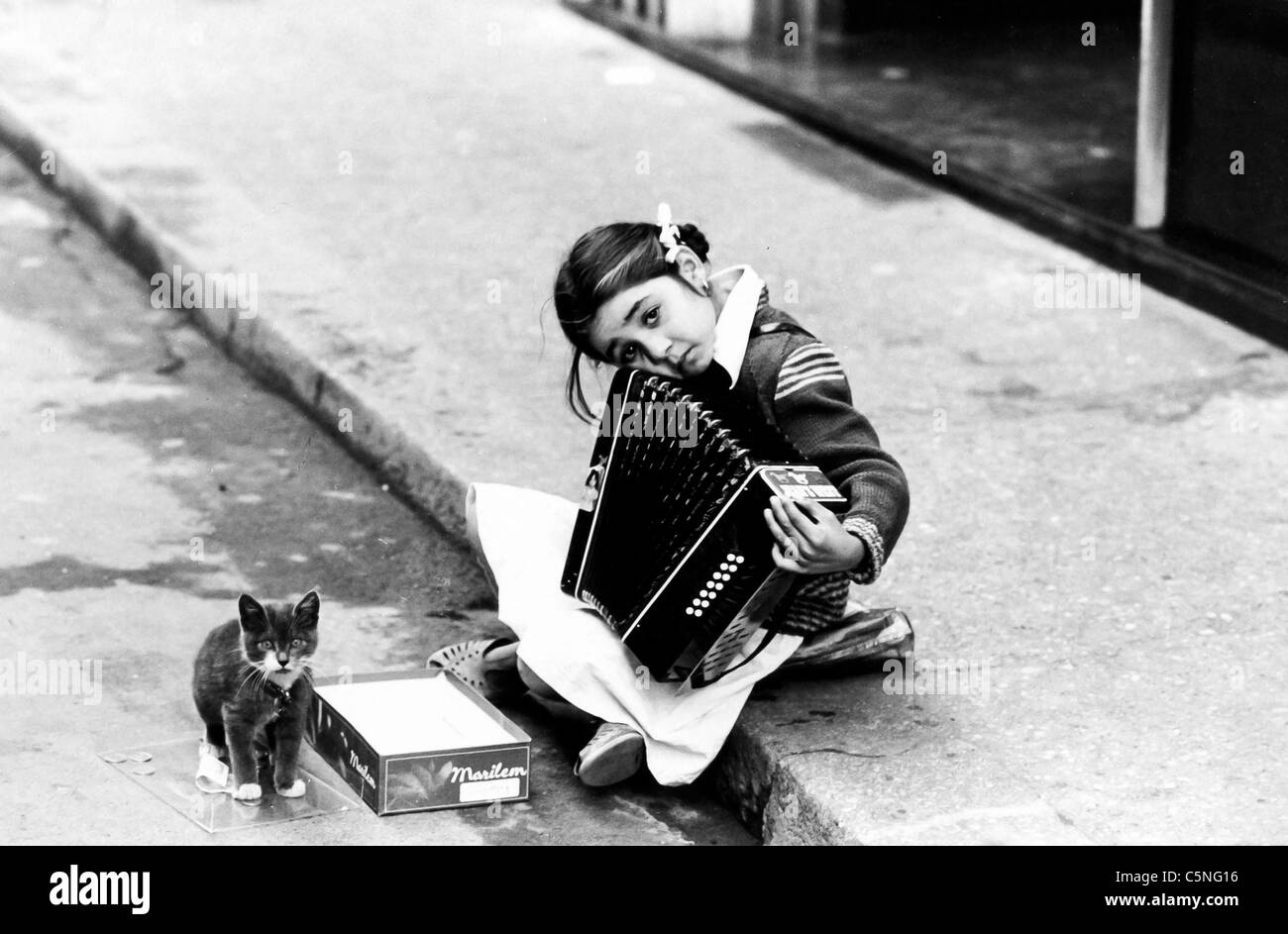 Peu gypsy avec un accordéon pour demander l'aumône,Italie,1971 Banque D'Images