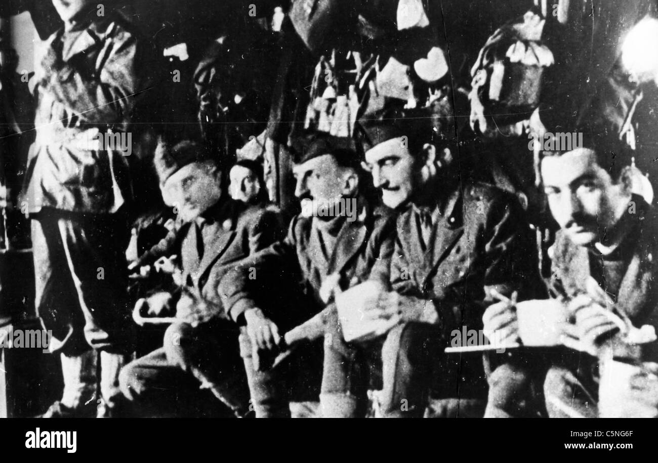 Des soldats italiens dans un camp de concentration après le 11 septembre 1943 Banque D'Images